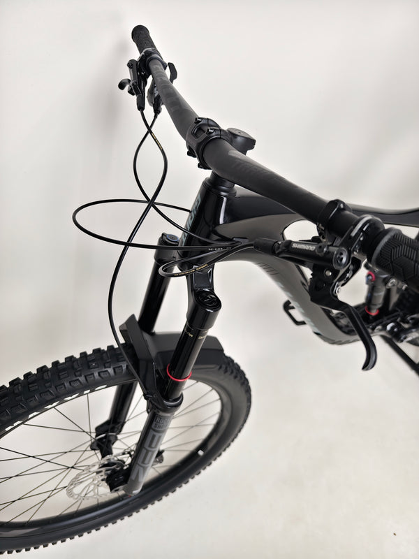 Giant Reign Advanced Pro 2 29 Carbon handlebars and controls displayed clearly, LARGE frame, in Very Good Condition, RRP £4,499.00, special price £1,790.00!