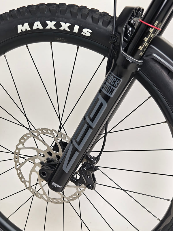 Action shot of the Giant Reign Advanced Pro 2 29 Carbon in motion, demonstrating durability and quality, in Very Good Condition, LARGE, RRP £4,499.00, our price £1,790.00!