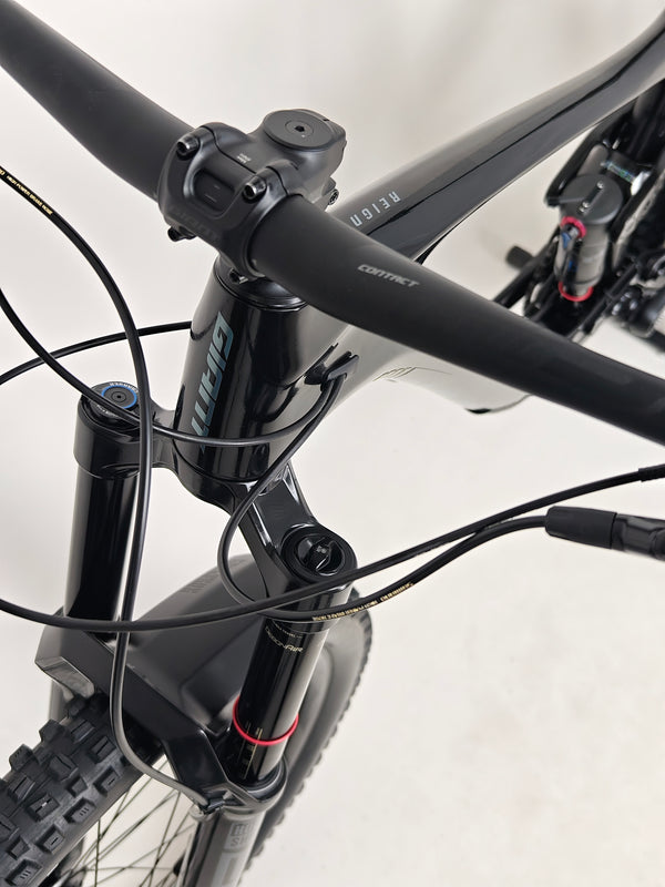 Giant Reign Advanced Pro 2 29 Carbon's front wheel detail showcasing design and quality, in Very Good Condition, LARGE frame, originally retailing at £4,499.00, now £1,790.00!