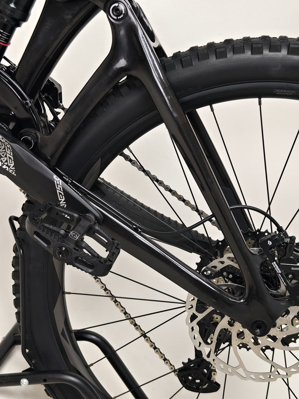 Giant Reign Advanced Pro 2 29 Carbon bike with focus on dropper post feature, showcasing functionality, in Very Good Condition, LARGE, RRP £4,499.00, available for £1,790.00!