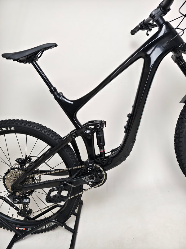 Close-up of Giant Reign Advanced Pro 2 29 Carbon cranks and gears, showcasing performance, in Very Good Condition, LARGE frame, RRP £4,499.00, price at £1,790.00!