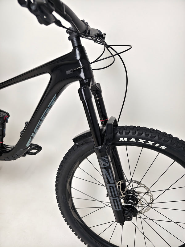 Giant Reign Advanced Pro 2 29 Carbon bike presented outdoors, showcasing its aesthetics, in Very Good Condition, LARGE size, RRP £4,499.00, offered for £1,790.00!