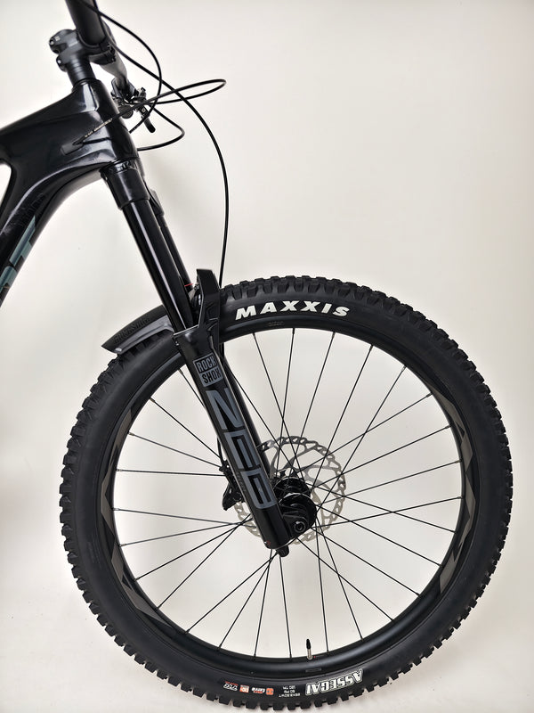 Giant Reign Advanced Pro 2 29 Carbon in a natural setting displaying its capabilities, LARGE frame, in Very Good Condition, RRP £4,499.00, on sale now for £1,790.00!