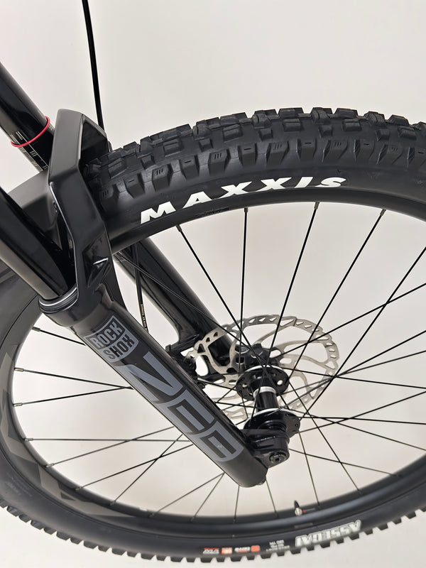 Sunlight highlights Giant Reign Advanced Pro 2 29 Carbon's features during an outdoor shoot, in Very Good Condition, LARGE size, RRP £4,499.00, reduced to £1,790.00!