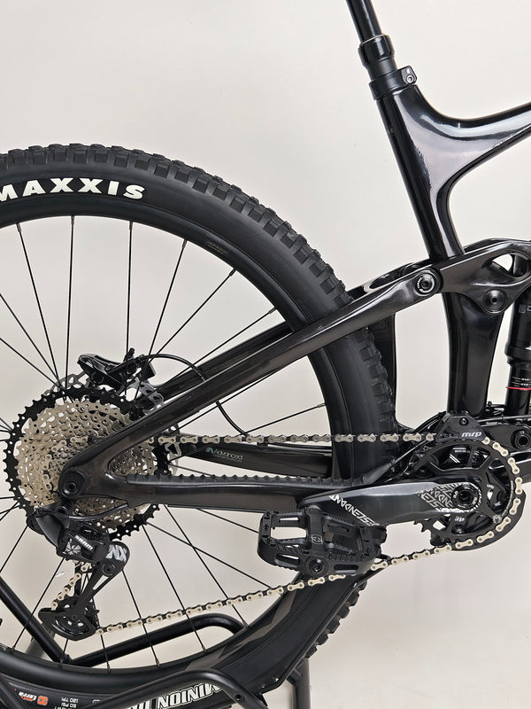 Angle view of Giant Reign Advanced Pro 2 29 Carbon bike highlighting wheel design and structure, in Very Good Condition, LARGE size, RRP £4,499.00, reduced to £1,790.00!
