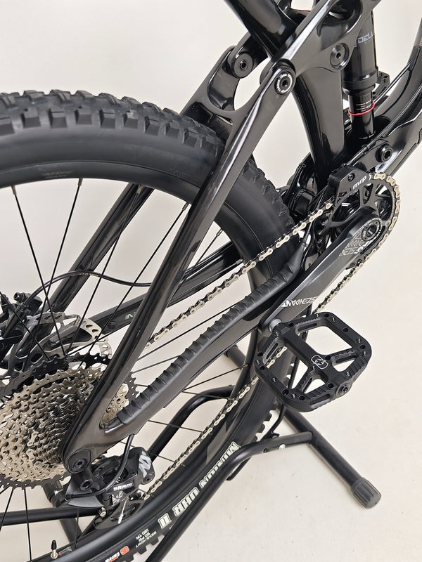 Giant Reign Advanced Pro 2 29 Carbon bike captured from above, demonstrating its overall structure and quality, in Very Good Condition, LARGE, RRP £4,499.00, ours for £1,790.00!