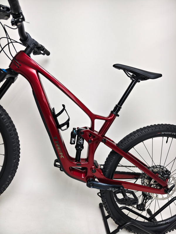 TREK Fuel EX 9.7 Gen 6 2023 FS CARBON / M-L / FOX / RRP: £4,175.00 / LIKE NEW! / Get it for £2,090.00 including FREE UK Delivery! - Close view of the Bontrager tyres and internal routing.
