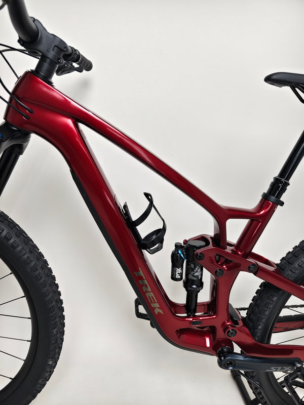 TREK Fuel EX 9.7 Gen 6 2023 FS CARBON / M-L / FOX / RRP: £4,175.00 / LIKE NEW! / Get it for £2,090.00 including FREE UK Delivery! - Close view of the integrated cabling and headset components.