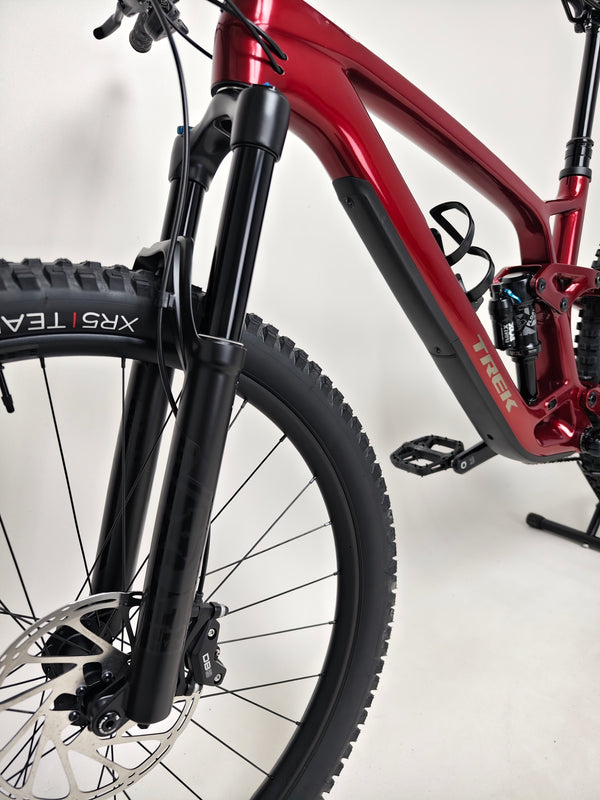 TREK Fuel EX 9.7 Gen 6 2023 FS CARBON / M-L / FOX / RRP: £4,175.00 / LIKE NEW! / Get it for £2,090.00 including FREE UK Delivery! - Headset detail and carbon fibre texture.