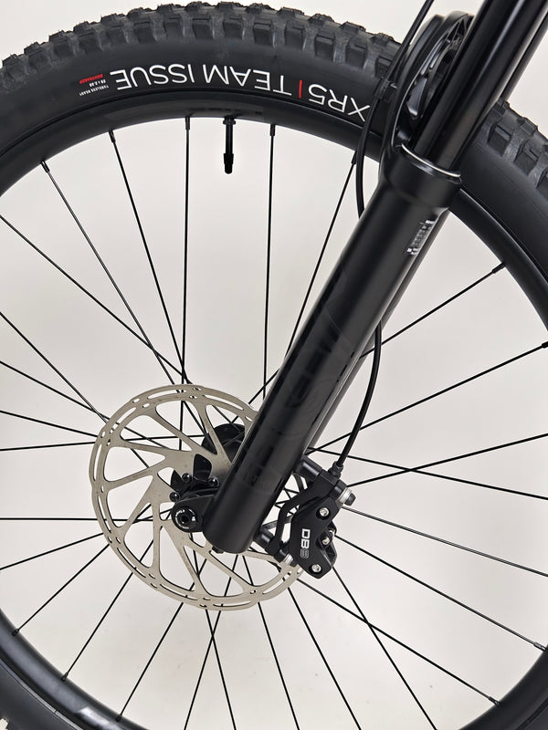 TREK Fuel EX 9.7 Gen 6 2023 FS CARBON / M-L / FOX / RRP: £4,175.00 / LIKE NEW! / Get it for £2,090.00 including FREE UK Delivery! - Close-up of handlebar controls.