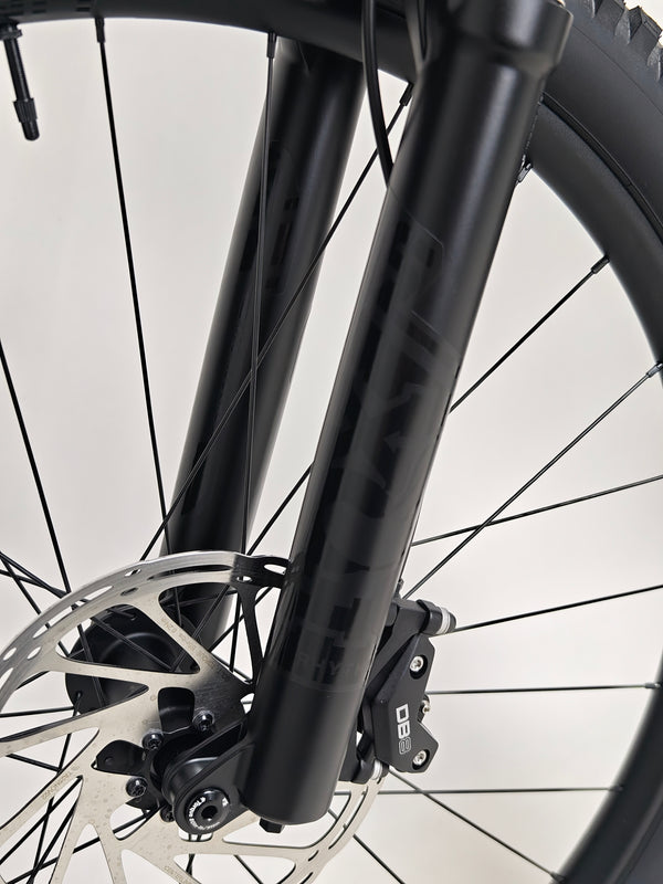 TREK Fuel EX 9.7 Gen 6 2023 FS CARBON / M-L / FOX / RRP: £4,175.00 / LIKE NEW! / Get it for £2,090.00 including FREE UK Delivery! - High-resolution detail of tyre tread for grip analysis.