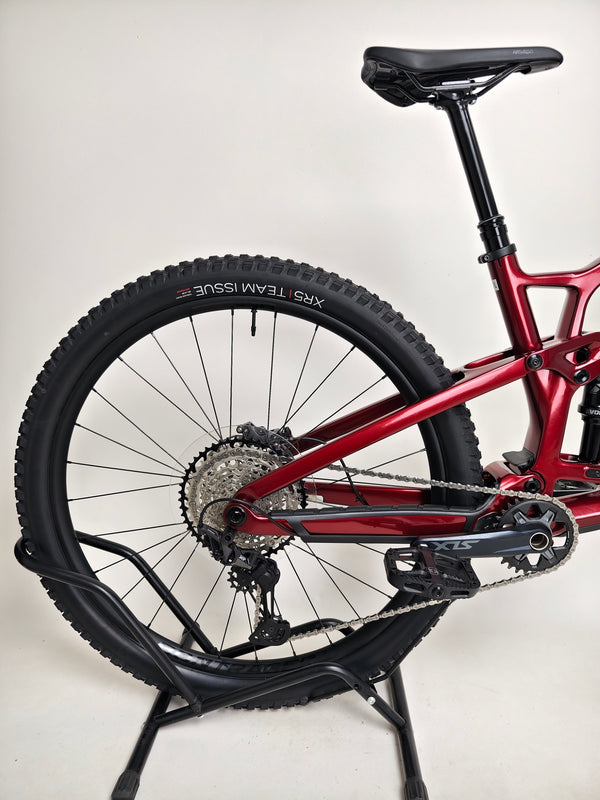 TREK Fuel EX 9.7 Gen 6 2023 FS CARBON / M-L / FOX / RRP: £4,175.00 / LIKE NEW! / Get it for £2,090.00 including FREE UK Delivery! - Full view showcasing the bike against an outdoor backdrop.