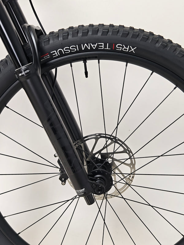 TREK Fuel EX 9.7 Gen 6 2023 FS CARBON / M-L / FOX / RRP: £4,175.00 / LIKE NEW! / Get it for £2,090.00 including FREE UK Delivery! - Image emphasizing durability of the carbon frame.