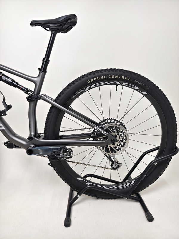 Specialized Epic EVO Expert 2022 close-up of suspension system, Medium, Excellent Condition! RRP: £7,750.00, available for just £2,790.00 including FREE Delivery!