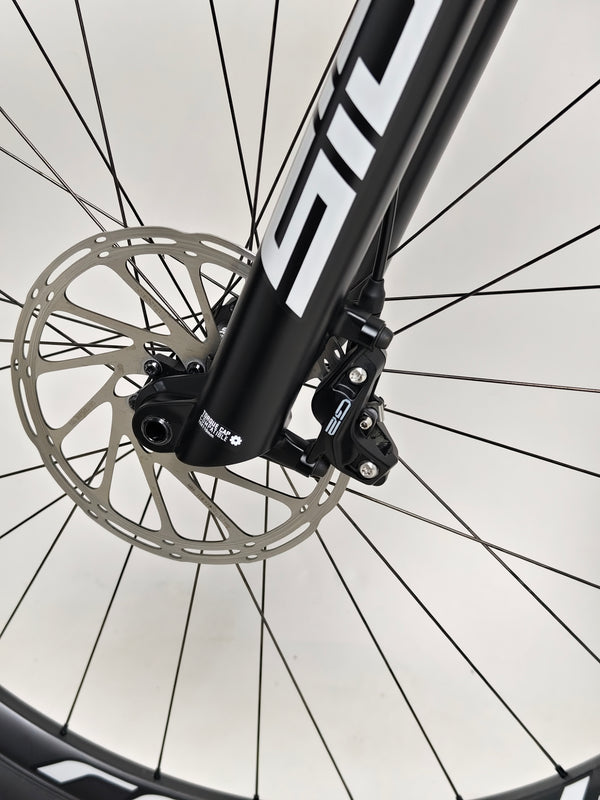 Specialized Epic EVO Expert 2022, Medium bike, showcasing pedaling system, Excellent Condition! RRP: £7,750.00, now offering at £2,790.00 with FREE Delivery!