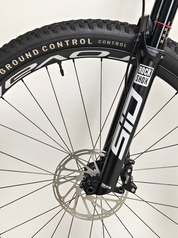 Specialized Epic EVO Expert 2022 displaying performance features, Medium size in Excellent Condition! Previously RRP: £7,750.00, offer price at £2,790.00 with FREE Delivery!