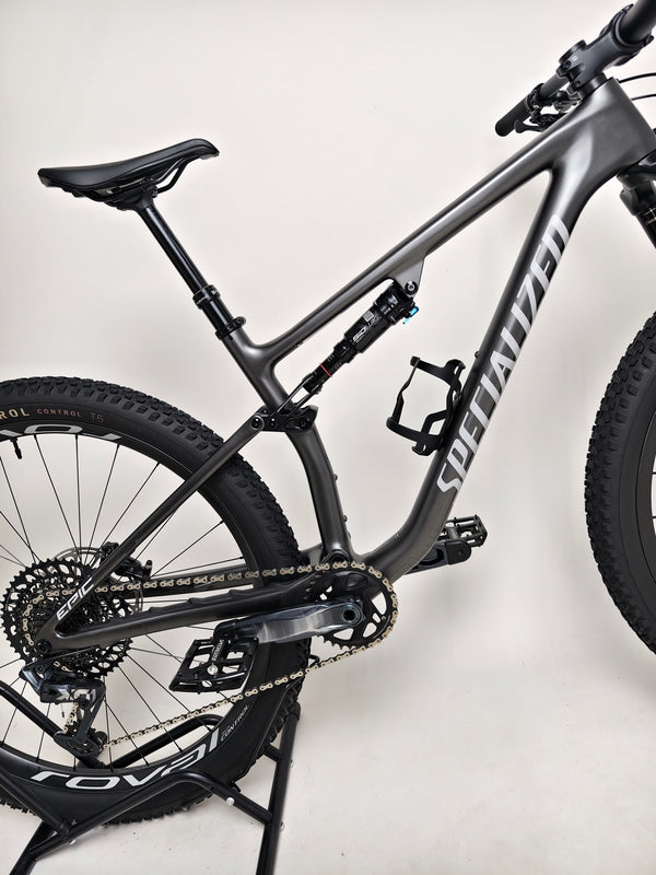 Cables and settings display on Specialized Epic EVO Expert 2022, Medium size, Excellent Condition! RRP: £7,750.00, available for £2,790.00 with FREE Delivery!