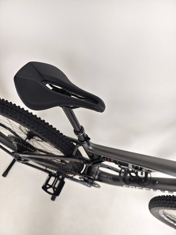 Handcrafted detailing on the Specialized Epic EVO Expert 2022 bike, Medium size, Excellent Condition! Originally priced £7,750.00, now £2,790.00 with FREE Delivery!