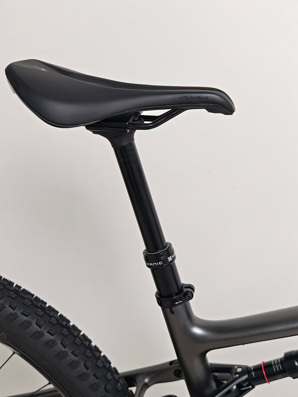 Specialized Epic EVO Expert 2022 cycling capabilities showcased, Medium, in Excellent Condition! RRP: £7,750.00, available for £2,790.00 with FREE Delivery!
