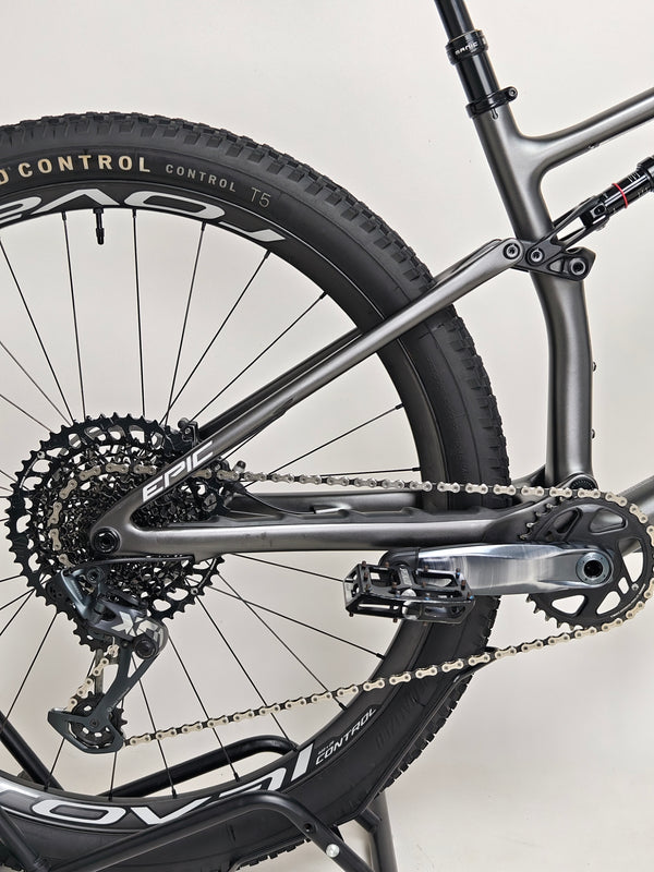 Specialized Epic EVO Expert 2022 showcasing the seat and handlebars, Medium size, Excellent Condition! RRP: £7,750.00, now priced at £2,790.00 with FREE Delivery!