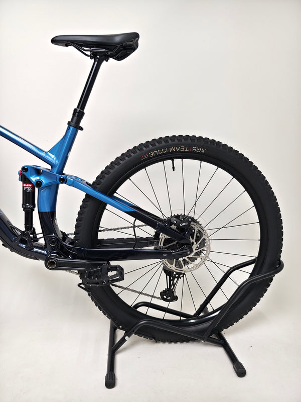 Trek Fuel EX 8 XT 2022 sporting vibrant colours, with FOX components, in Excellent Condition, available for £1,720.00 at eMado Bikes!