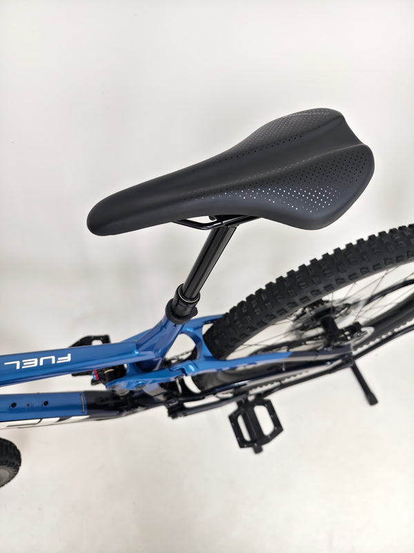 Trek Fuel EX 8 XT 2022 bike tire and wheel details, in Excellent Condition, LARGE frame, buy it for £1,720.00 at eMado Bikes!