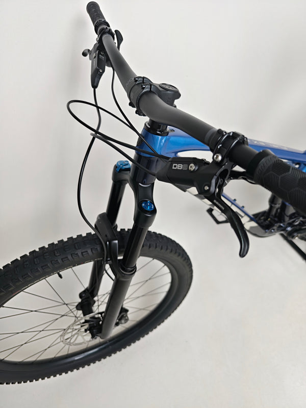 Trek Fuel EX 8 XT 2022 with mechanical precision, in Excellent Condition, features FOX components, LARGE size, buy for £1,720.00 at eMado Bikes!