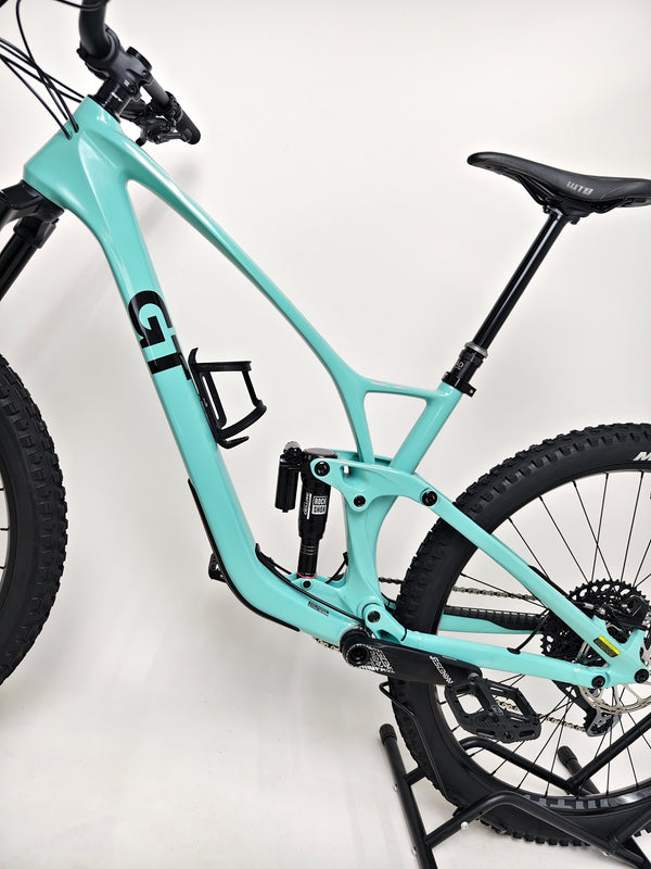 GT Sensor Carbon Pro LE 2024 / LARGE / RRP £5,000.00 / Excellent Condition! / Our Price ONLY £2,050.00 including Free UK Delivery – wheelset and tubeless valve detail on the GT Sensor Carbon Pro LE