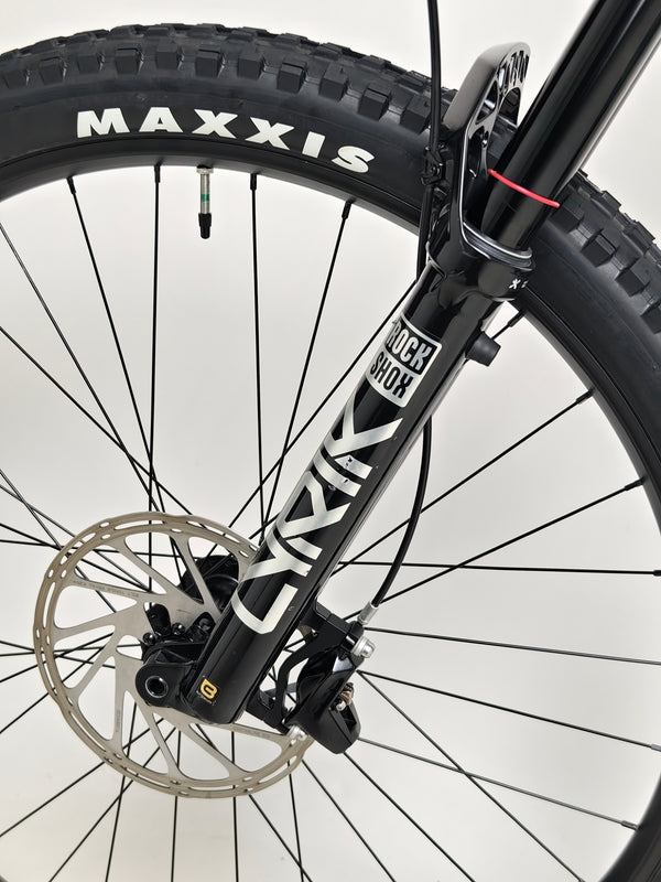GT Sensor Carbon Pro LE 2024 / LARGE / RRP £5,000.00 / Excellent Condition! / Our Price ONLY £2,050.00 including Free UK Delivery – handlebar, stem and front brake setup on the 2024 GT MTB