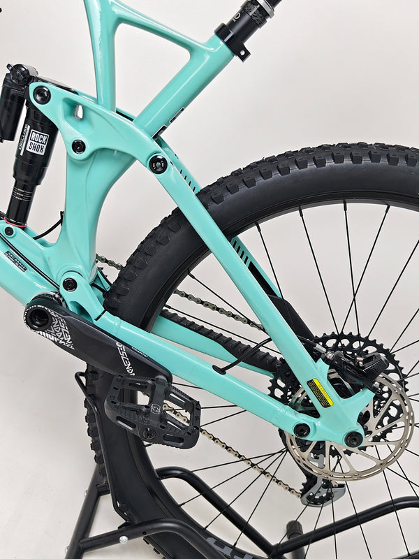 GT Sensor Carbon Pro LE 2024 / LARGE / RRP £5,000.00 / Excellent Condition! / Our Price ONLY £2,050.00 including Free UK Delivery – front view of the GT Sensor Carbon Pro LE with RockShox Lyrik Ultimate fork