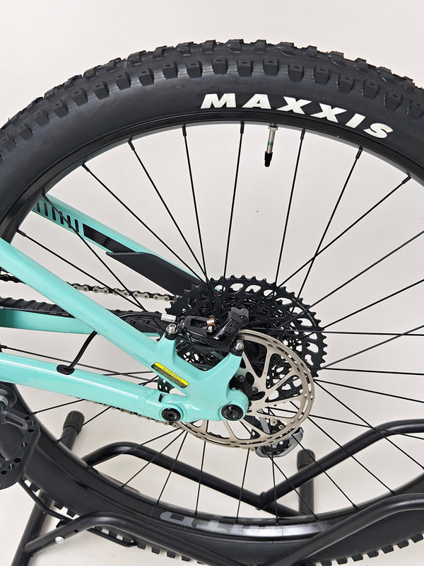 GT Sensor Carbon Pro LE 2024 / LARGE / RRP £5,000.00 / Excellent Condition! / Our Price ONLY £2,050.00 including Free UK Delivery – detailed side view of the GT Sensor Carbon Pro LE in excellent used condition