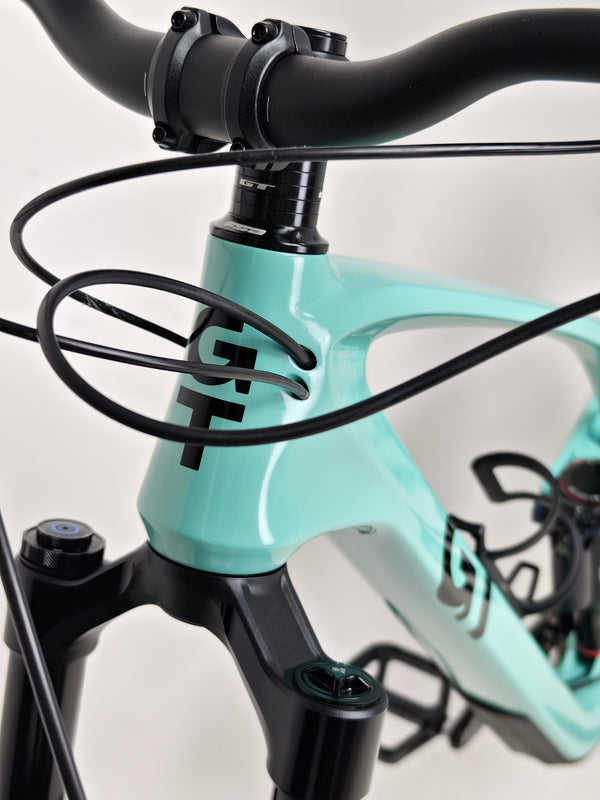 GT Sensor Carbon Pro LE 2024 / LARGE / RRP £5,000.00 / Excellent Condition! / Our Price ONLY £2,050.00 including Free UK Delivery – front wheel and fork stance on the GT Sensor Carbon Pro LE