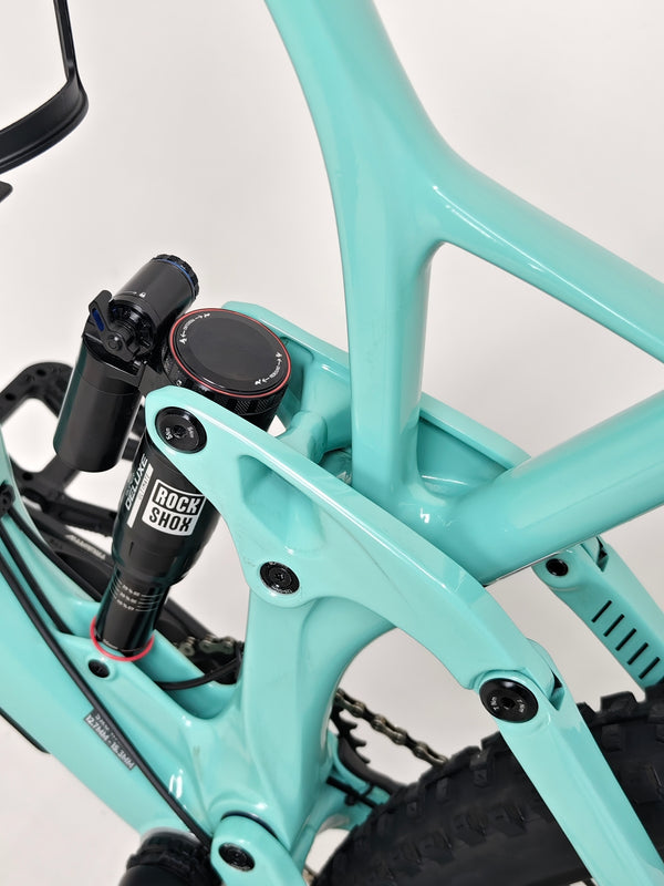 GT Sensor Carbon Pro LE 2024 / LARGE / RRP £5,000.00 / Excellent Condition! / Our Price ONLY £2,050.00 including Free UK Delivery – close-up of the wheel spokes and WTB KOM Trail i30 rim