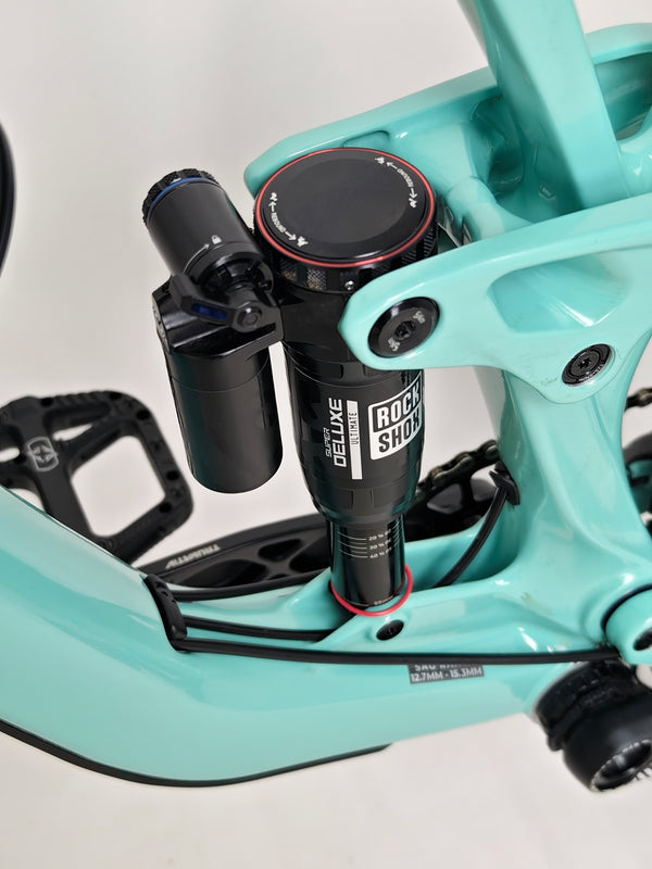 GT Sensor Carbon Pro LE 2024 / LARGE / RRP £5,000.00 / Excellent Condition! / Our Price ONLY £2,050.00 including Free UK Delivery – handlebar control details on the GT Sensor Carbon Pro LE (SRAM GX)