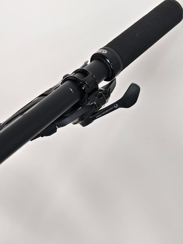 GT Sensor Carbon Pro LE 2024 / LARGE / RRP £5,000.00 / Excellent Condition! / Our Price ONLY £2,050.00 including Free UK Delivery – front end close-up showing fork and headset area