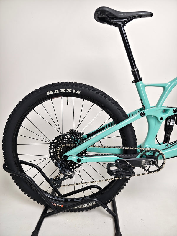 GT Sensor Carbon Pro LE 2024 / LARGE / RRP £5,000.00 / Excellent Condition! / Our Price ONLY £2,050.00 including Free UK Delivery – side profile close-up emphasising the 29" Sensor Carbon frame