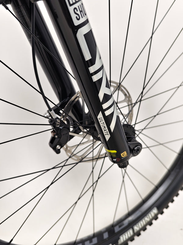 GT Sensor Carbon Pro LE 2024 / LARGE / RRP £5,000.00 / Excellent Condition! / Our Price ONLY £2,050.00 including Free UK Delivery – brake rotor and hub area detail on the GT Sensor Carbon Pro LE