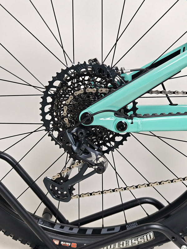 GT Sensor Carbon Pro LE 2024 / LARGE / RRP £5,000.00 / Excellent Condition! / Our Price ONLY £2,050.00 including Free UK Delivery – rear tyre tread and wheel detail on the GT Sensor Carbon Pro LE
