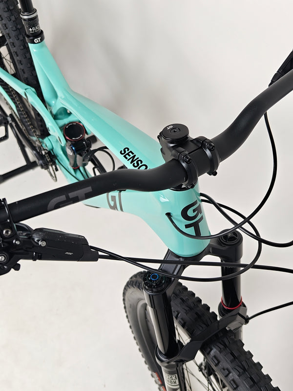 GT Sensor Carbon Pro LE 2024 / LARGE / RRP £5,000.00 / Excellent Condition! / Our Price ONLY £2,050.00 including Free UK Delivery – front tyre sidewall and tread detail on the GT Sensor Carbon Pro LE