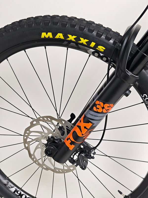 Orbea Rallon M20 Carbon 2021/ LARGE / FOX 38 / RRP: £4,259.00 / Very Good Condition! close-up of the rear axle and 12x148 Boost spacing