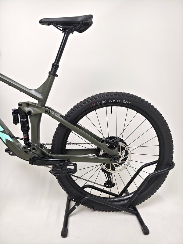 Trek Remedy 8 2023 LARGE — fork crown and lower leg detail