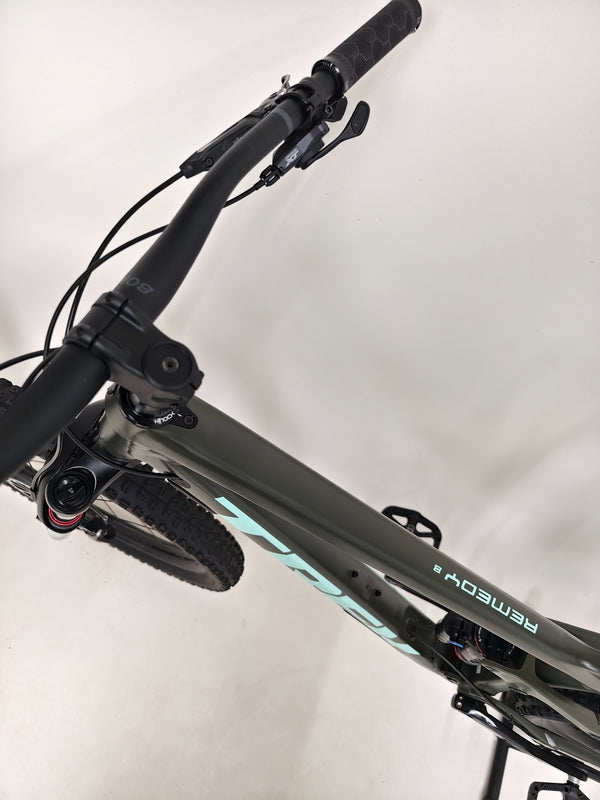 Trek Remedy 8 2023 LARGE — wheel hub and Boost110 front axle detail