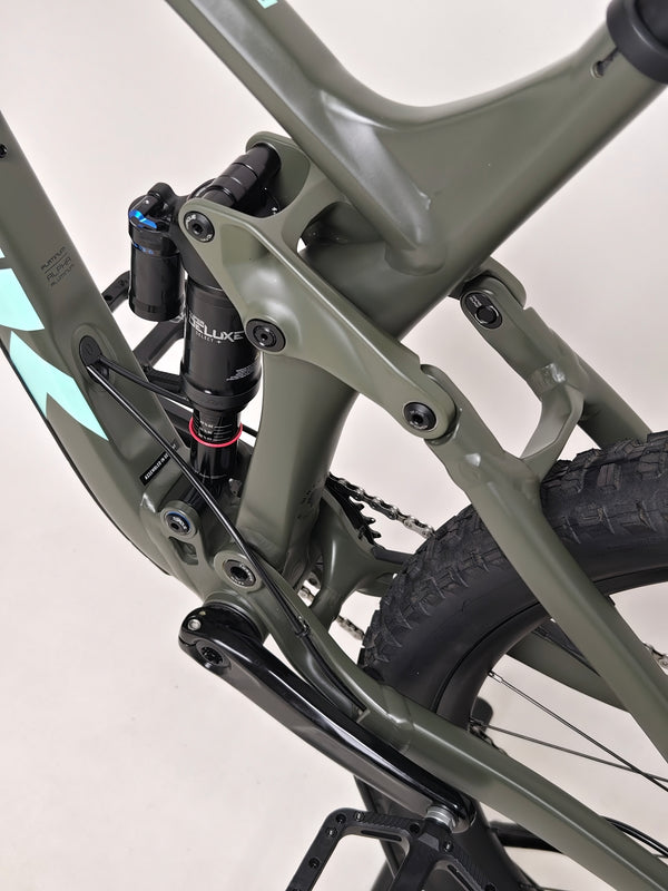 Trek Remedy 8 2023 LARGE — wheel rim and tubeless-ready tyre fitment photo