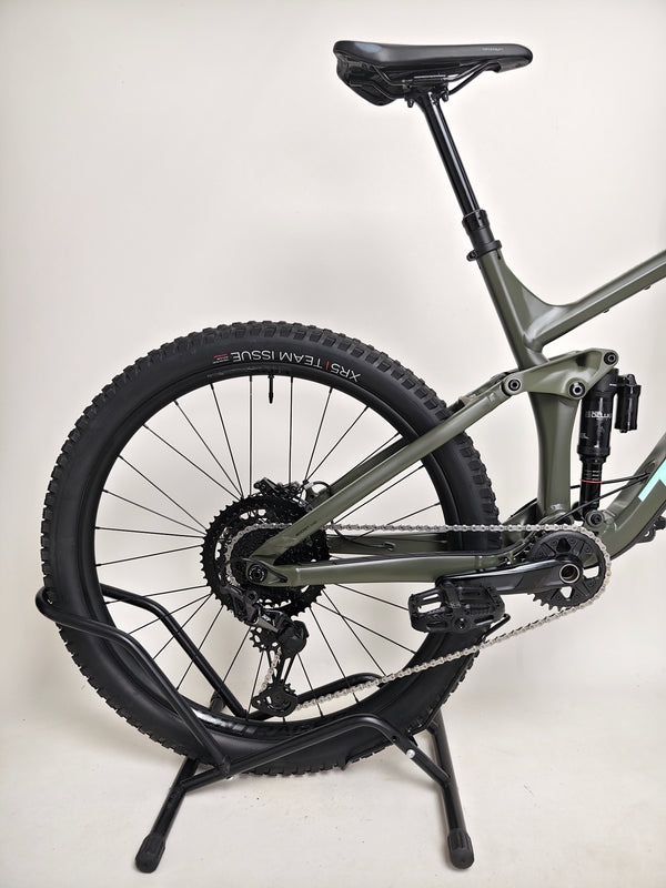 Trek Remedy 8 2023 LARGE — handlebars and cockpit internal routing view