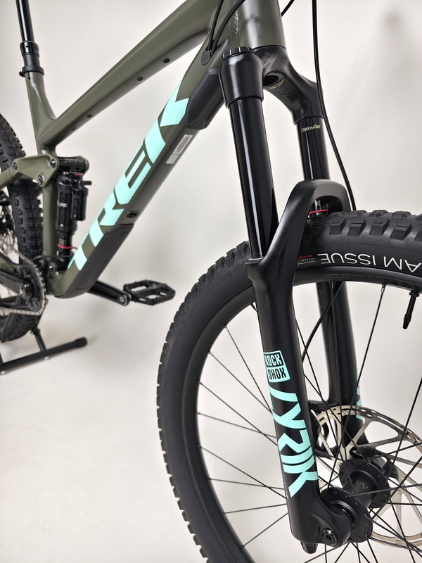 Trek Remedy 8 2023 LARGE — tyres and tread on Tubeless Ready Bontrager XR5 Team Issue