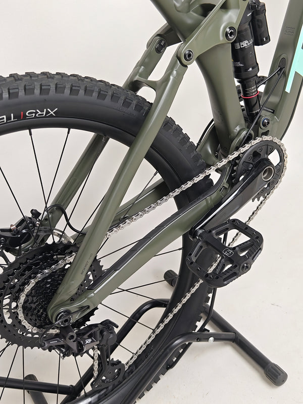 Trek Remedy 8 2023 LARGE — Shimano XT M8100 rear derailleur close-up