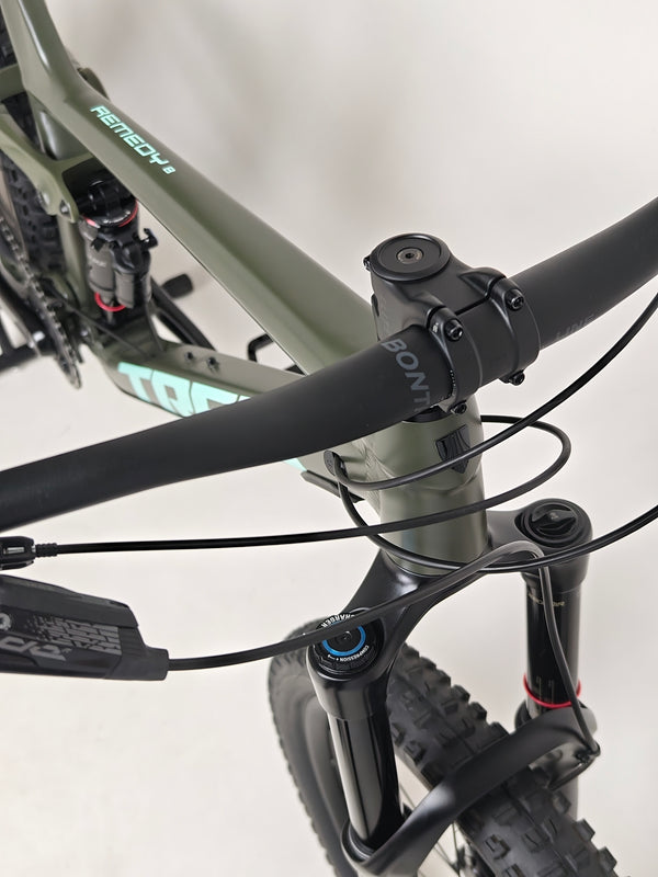 Trek Remedy 8 2023 LARGE — suspension travel look, front and rear view