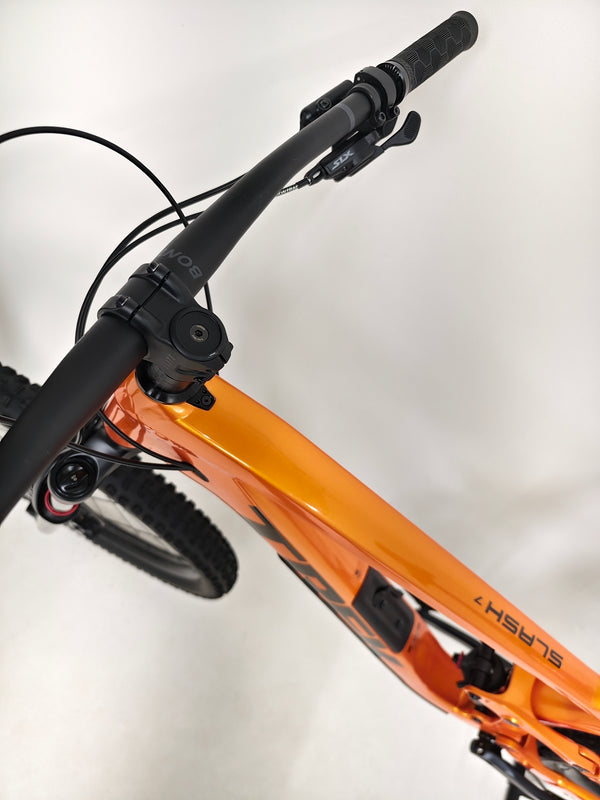 Trek Slash 7 Factory Orange / X-LARGE / YARI / RRP: £3,200.00 / Very Good Condition / Our Price 1,770.00 including FREE UK Delivery! Frame close-up showing minor marks in very good condition on Trek Slash 7