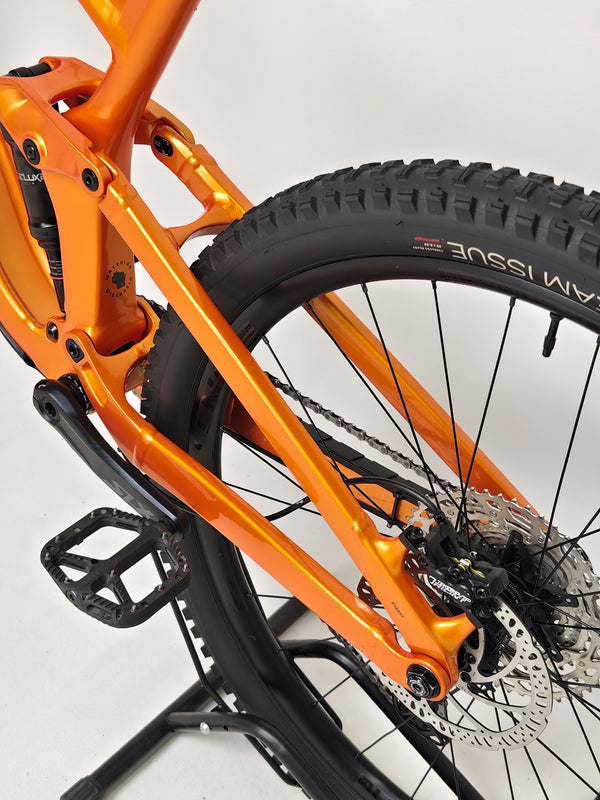 Trek Slash 7 Factory Orange / X-LARGE / YARI / RRP: £3,200.00 / Very Good Condition / Our Price 1,770.00 including FREE UK Delivery! Rear brake lever and hydraulic setup on Trek Slash 7