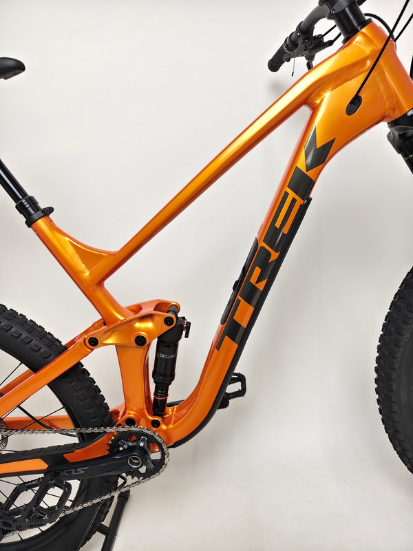 Trek Slash 7 Factory Orange / X-LARGE / YARI / RRP: £3,200.00 / Very Good Condition / Our Price 1,770.00 including FREE UK Delivery! Tubeless wheel and valve detail on Trek Slash 7
